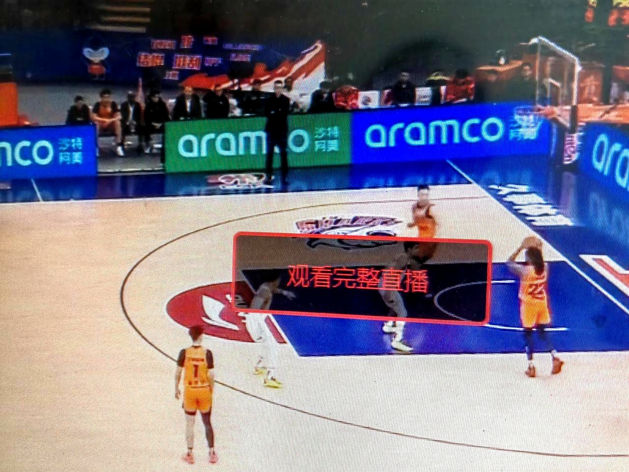 球场惊现大乌龙，球员吐血截停比赛
