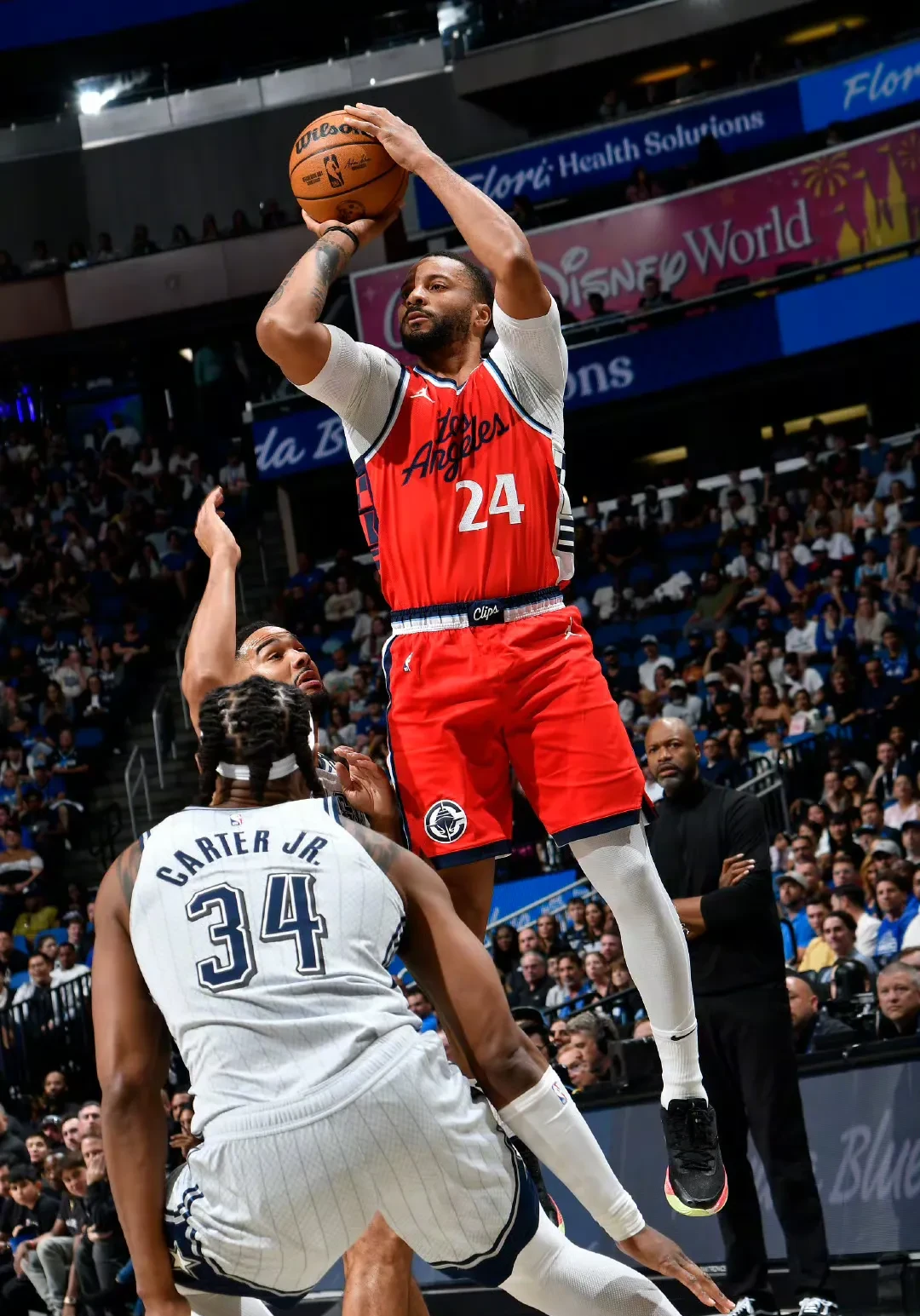 快船客场击败黄蜂取得胜利