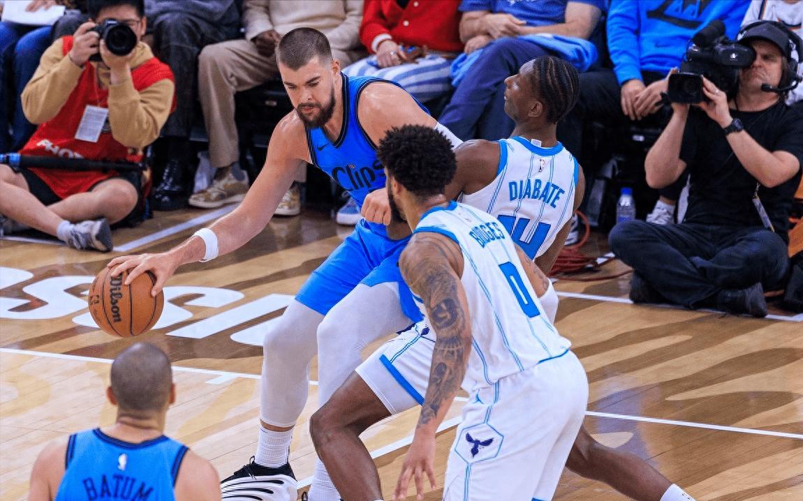 快船客场击败黄蜂取得胜利