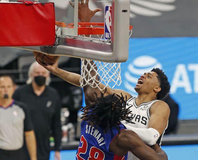 马刺主场告捷，成功击败开拓者