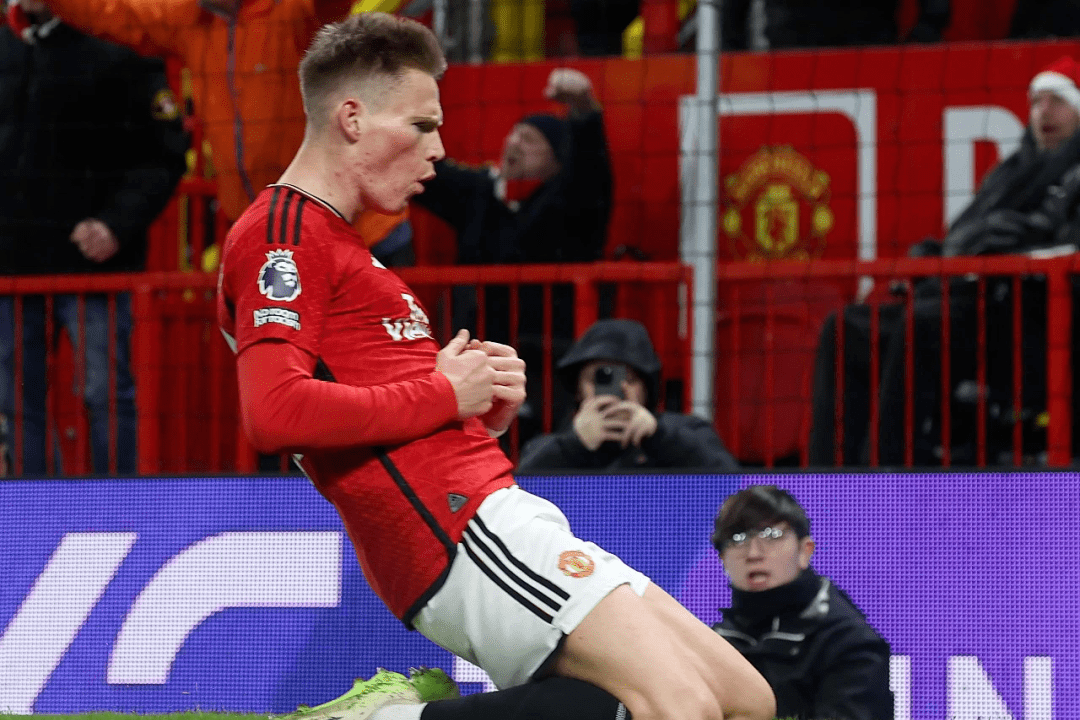 曼联击败阿斯顿维拉，获得英超榜首位置